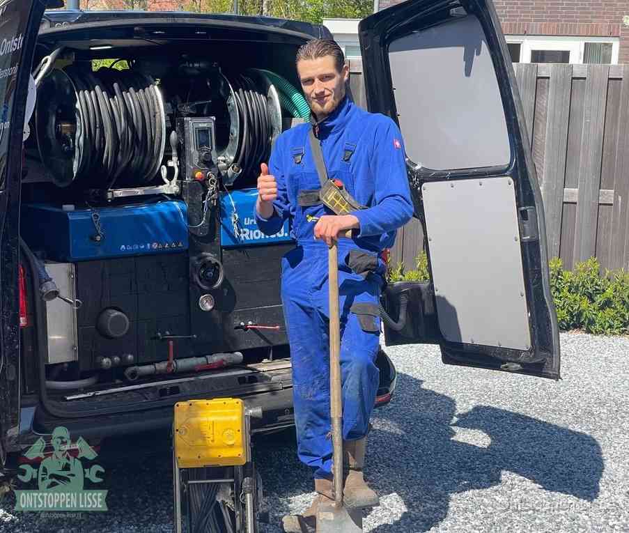 Een tevreden monteur met opgestoken duim naast de bestelbus, slim ingrijpen bespaart kosten bij een verstopte afvoer in Lisse