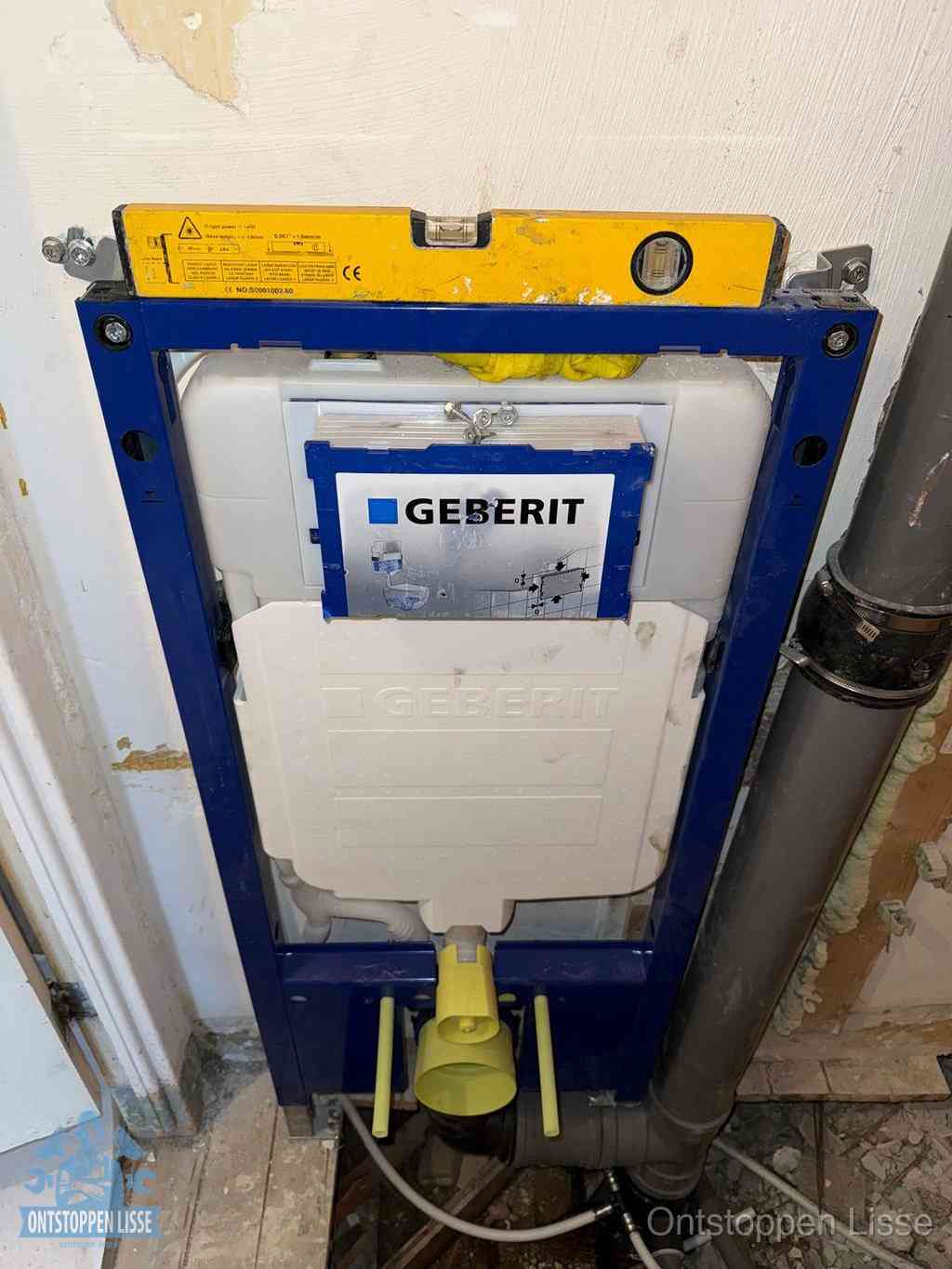 Een Geberit inbouwreservoir met frame voor een hangtoilet tegen de wand, met de afvoerbocht naar de vloer, kenmerkend voor een verstopt hangtoilet in Lisse