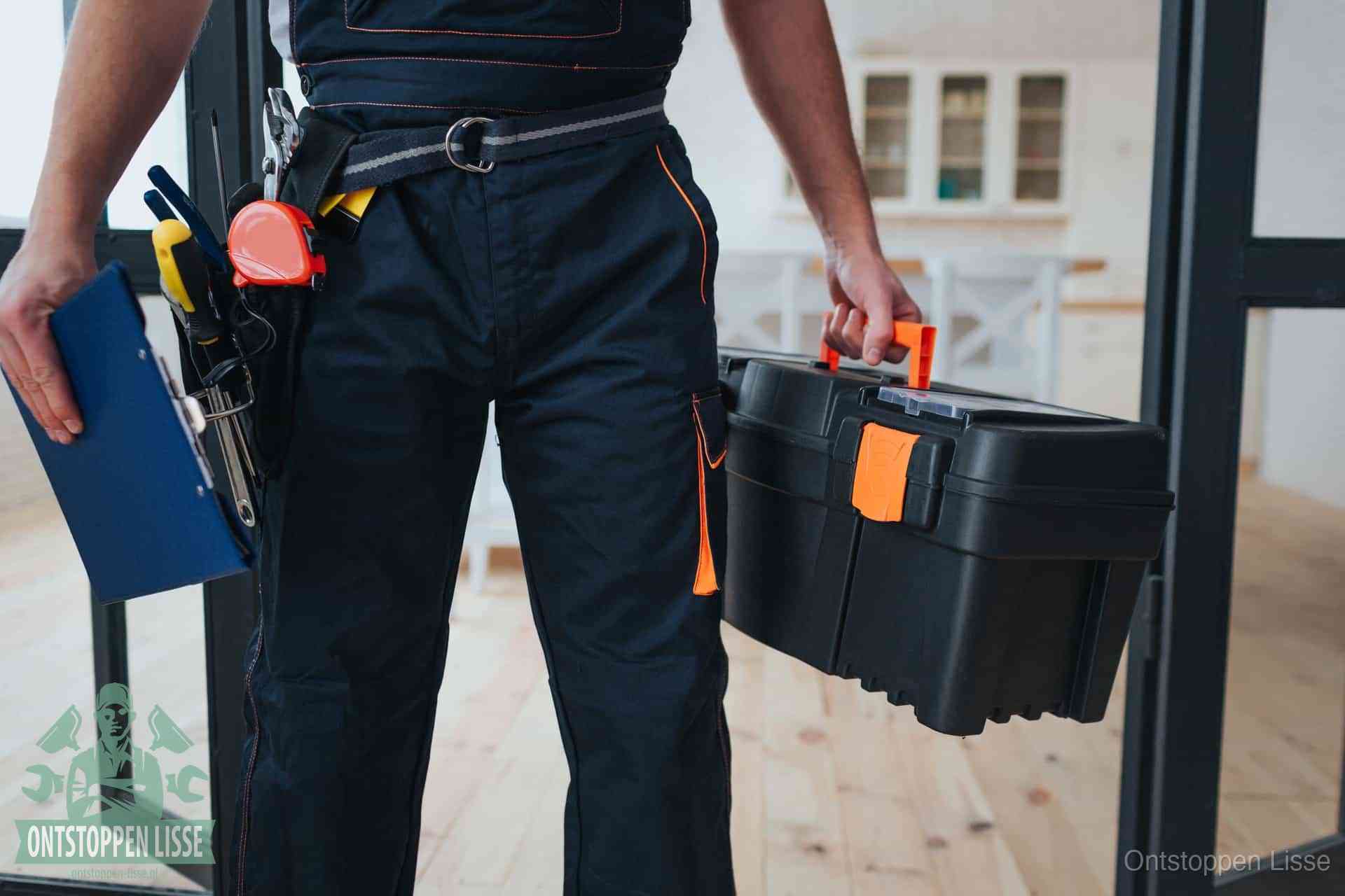 Een monteur met gereedschapsriem en klembord, klaar om een transparante prijs voor het afvoer ontstoppen in Lisse te geven