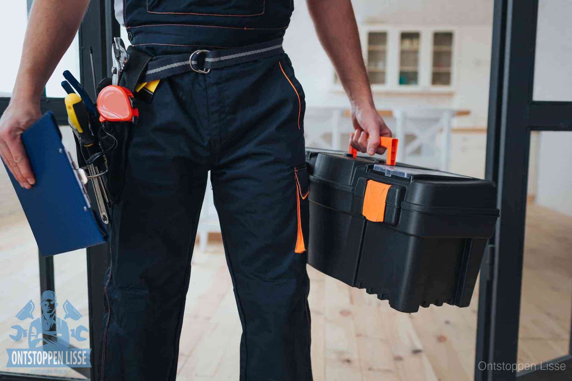 Een monteur met gereedschapsriem en klembord in een keuken, klaar om een transparante prijs voor het gootsteen ontstoppen in Lisse te geven