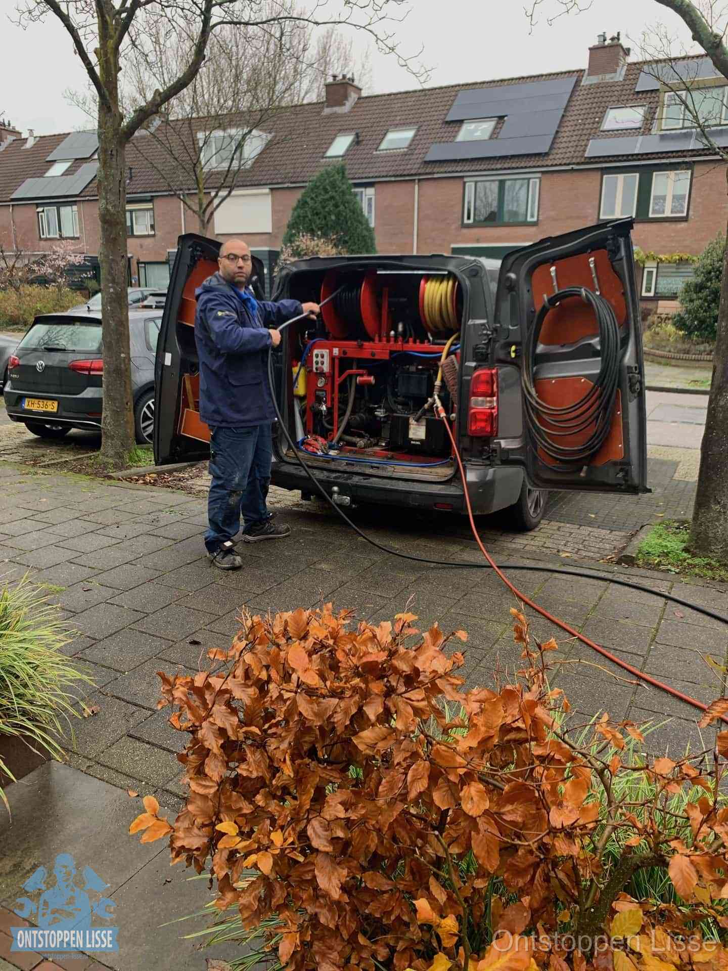 Rioolservice in de wijk in Lisse