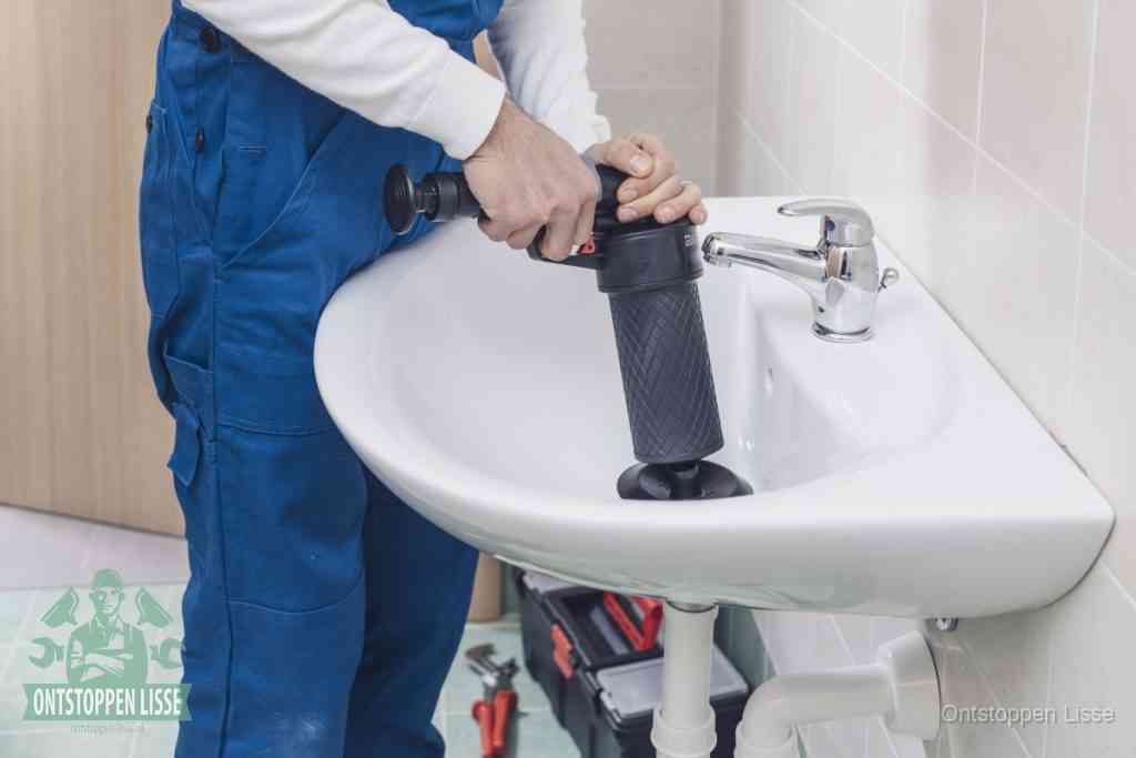 Een te ruwe doe-het-zelf poging met een hand-pomp op de afvoer van een badkamer-wastafel, een van de veelgemaakte fouten bij afvoer ontstoppen in Lisse