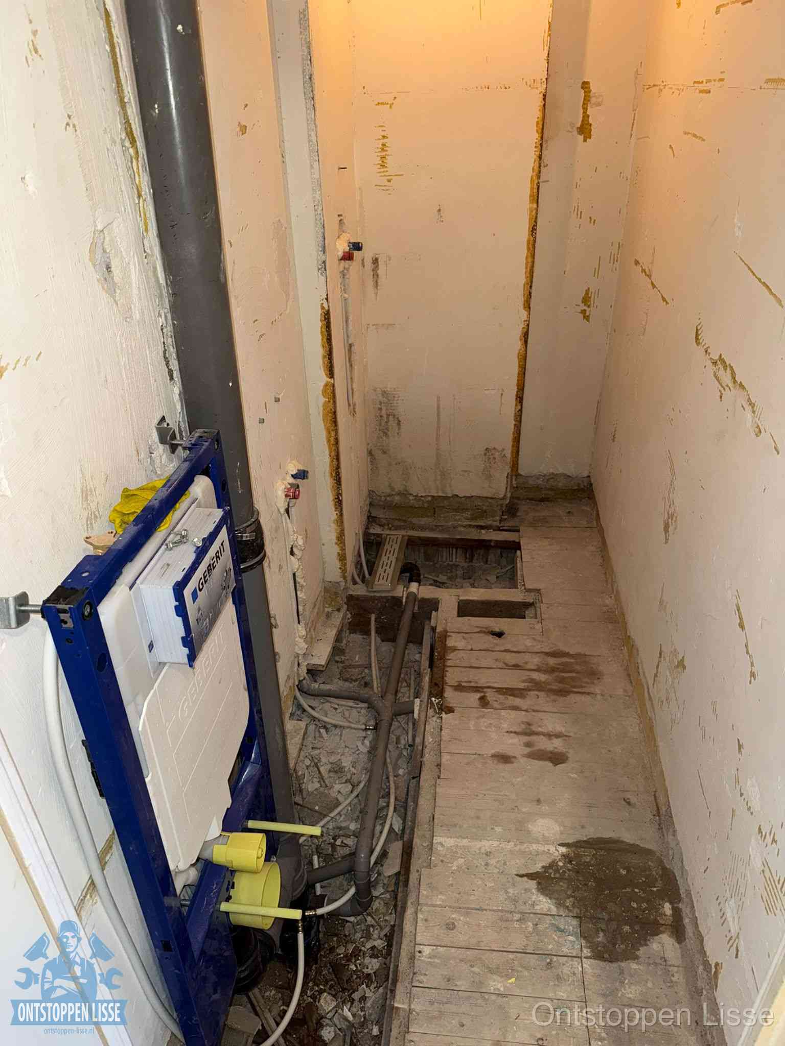Een opgebroken toiletruimte tijdens renovatie met een Geberit inbouwreservoir en blootliggende oude afvoerleidingen, typisch voor oudere woningen in Lisse